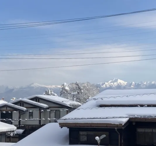 屋根の上に降り積もった雪