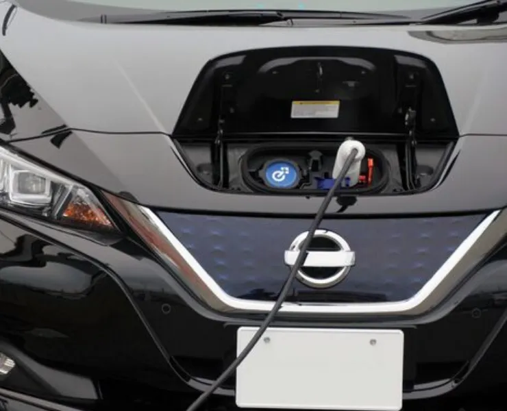 電気自動車のバッテリーの充電をしている写真