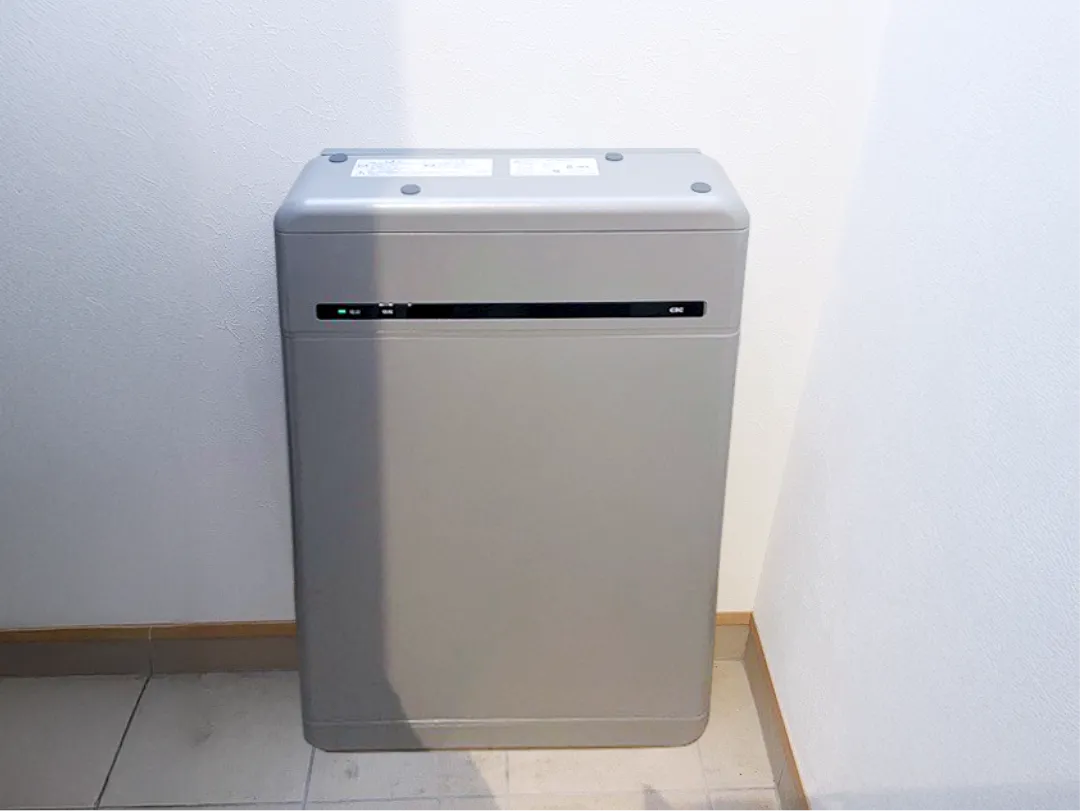 部屋の中に置かれた白い蓄電池