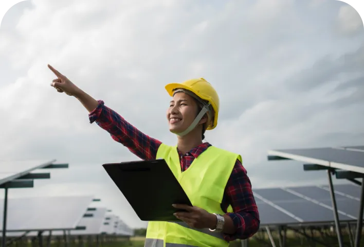 太陽光発電パネルを検査する人